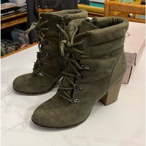 Candies stacked heel ankle boots size 10, olive
